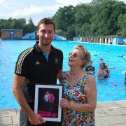 Ian Thorpe gives swimming lessons in Tooting Bec Lido
