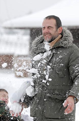 Phil and Sam Lovegrove could not resist the chance to have a snowball fight on Epsom Downs. Picture: Chris Gray