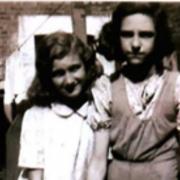 Maureen Hyatt and her sister in the 1940s