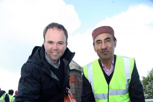 Croydon Central MP Gavin Barwell joined Ahmadiyya Muslim volunteers on a litter-pick