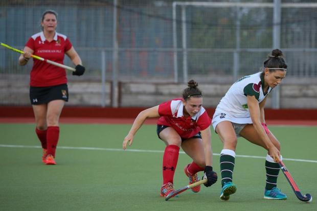 Surbiton's Holly Payne is surrounded by Holcombe defenders. Photo: Andy Crayford-Crayfordmedia