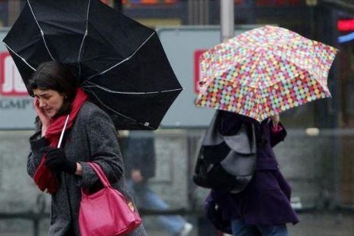 Weather warning issued as torrential rain threatens to batter London
